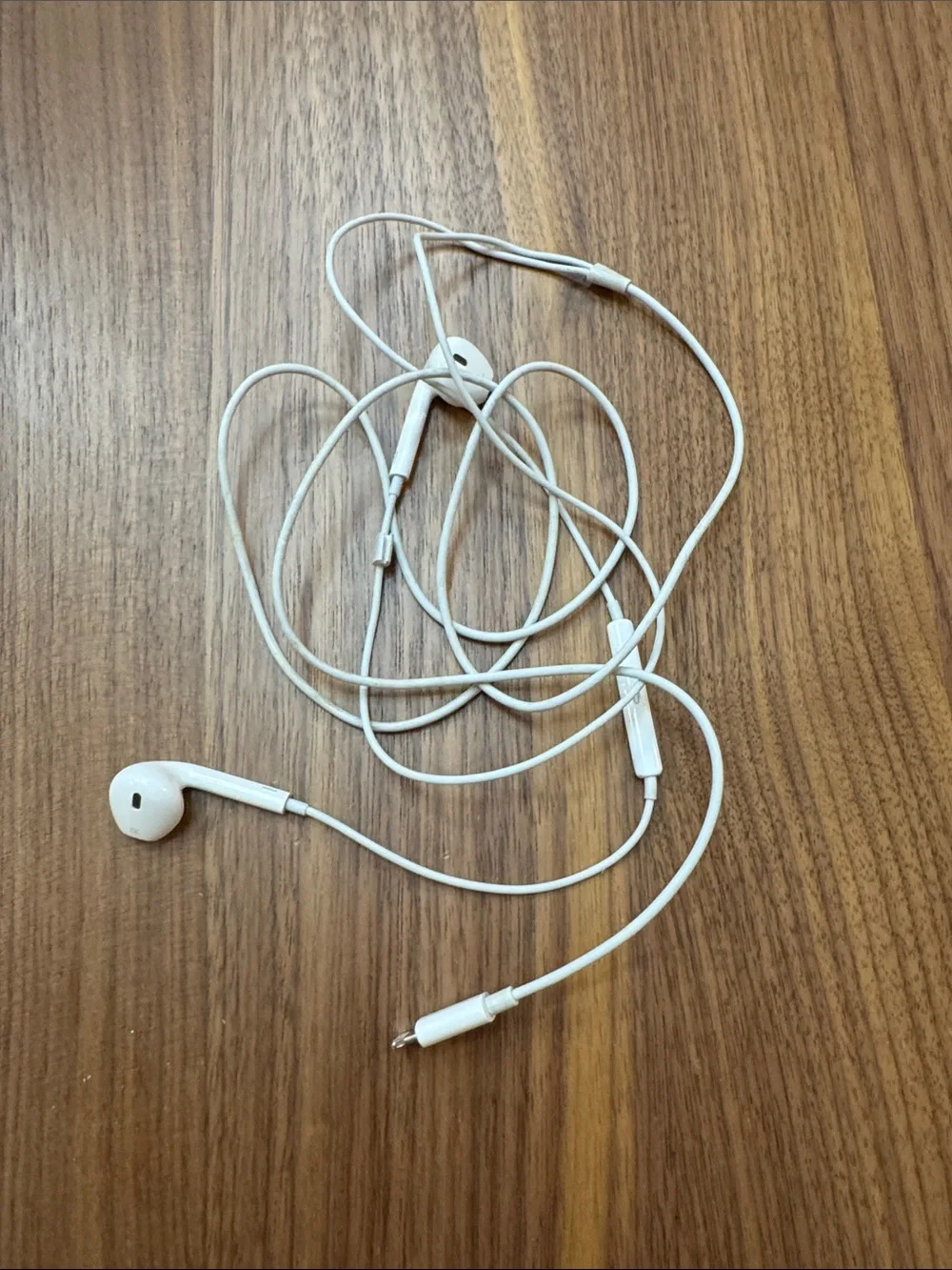 Apple White Wired Earbuds with Inline Remote and Microphone
